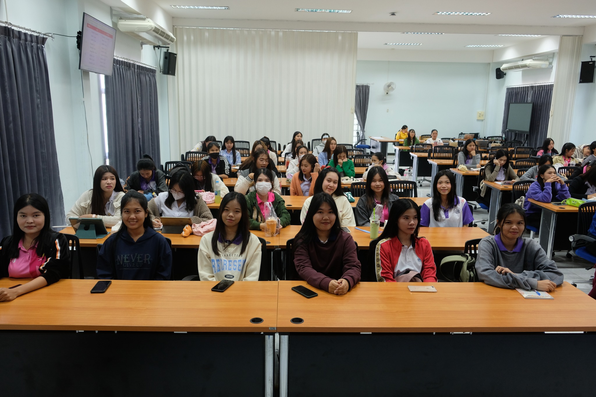 บรรยายกาศการอบรม การเตรียมความพร้อมเพื่อเข้าสู่ตำแหน่งงาน นักวิชาการบัญชีและการเงิน ในรายวิชา ภาษาอังกฤษ 1 ในวันที่ 24 มกราคม 2567 ณ อาคารอินทนิล คณะบริหารธุรกิจและการจัดการ ขอบคุณวิทยากรคนสวย อาจารย์ภารวี เกตุสิริ อาจารย์ประจำหลักสูตรการจัดการธุรกิจระหว่