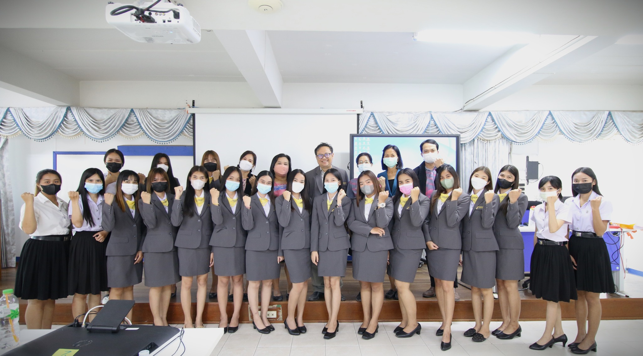 วันที 1 พ.ย 65 ณ คณะบริหารธูุรกิจและการจัดการ มรภ.อบ:ใครไม่โชว์... เราขอ Show Case HRMI ผลิตบัณฑิตให้มีความเชี่ยวชาญด้านการบริหารทรัพยากรมนุษย์มุ่งสู่องค์กรและการทำงานเป็นทีม 