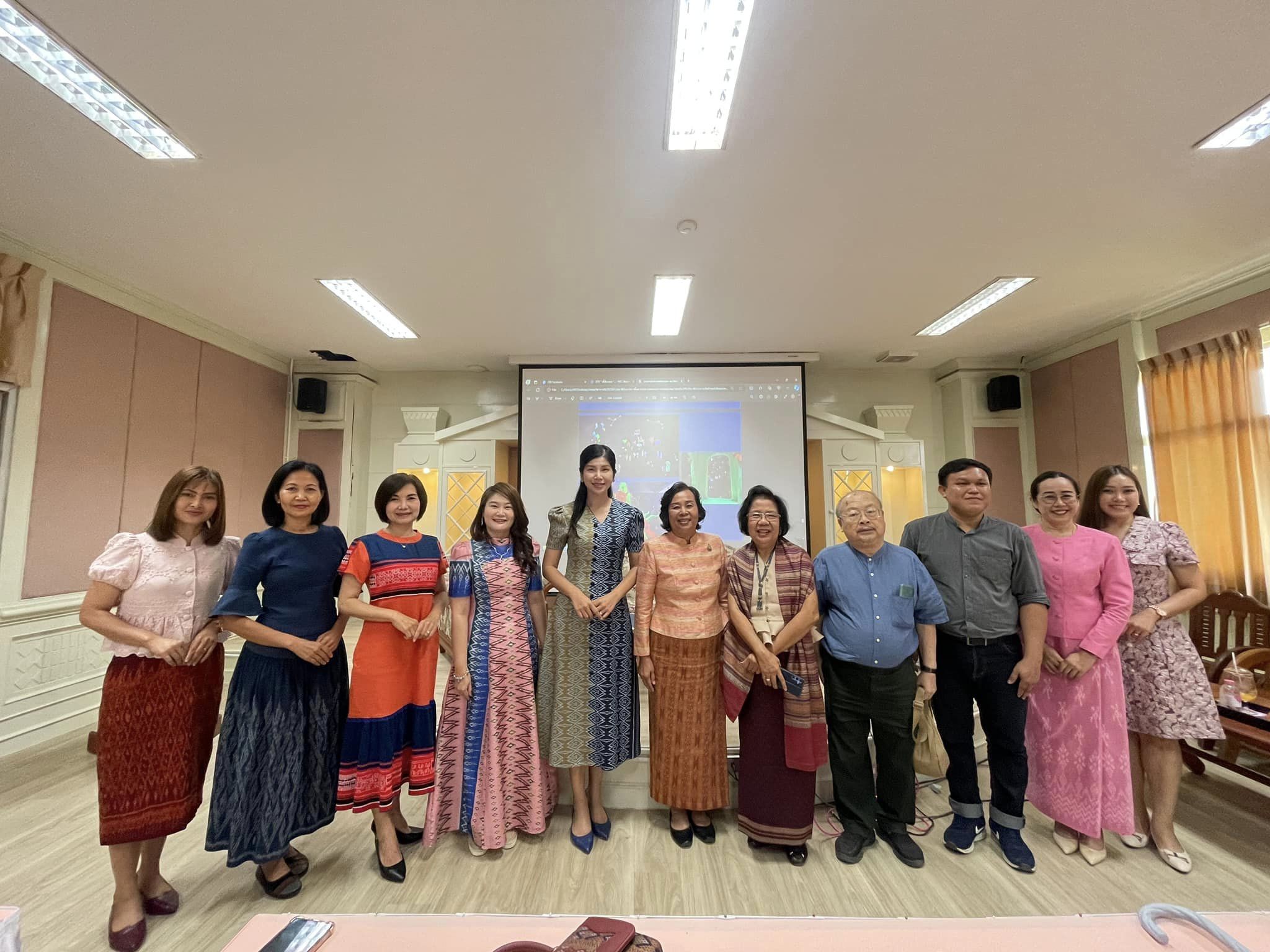 รองศาสตรจารย์ ดร.ประนอม คำผา คณบดีคณะบริหารธุรกิจและการจัดการ มอบหมายให้ รองศาสตราจารย์ ดร.ปิยกนิฏฐ์  โชติวนิช รองคณบดีฝ่ายบริหาร อาจารย์พรชัย  วีระนันทาเวทย์ รองคณบดีฝ่ายพัฒนานักศึกษา นำคณาจารย์ บุคลากร และนักศึกษาเข้าร่วมกิจกรรมประชุมวิชาการเรื่อง ?จากอ