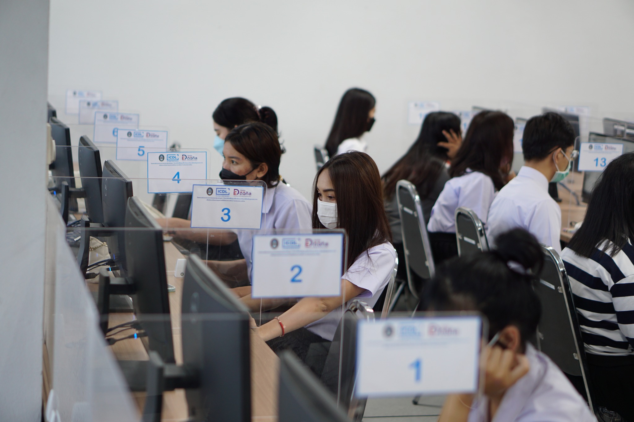 วันที่ 6-7 ต.ค 65 ณ ห้องเรียนอัจฉริยะ และห้องศูนย์ทดสอบอัจฉริยะ อาคารศูนย์ภาษาและคอมพิวเตอร์ มหาวิทยาลัยราชภัฏอุบลราชธานี:เพิ่มศักยภาพของนักศึกษา