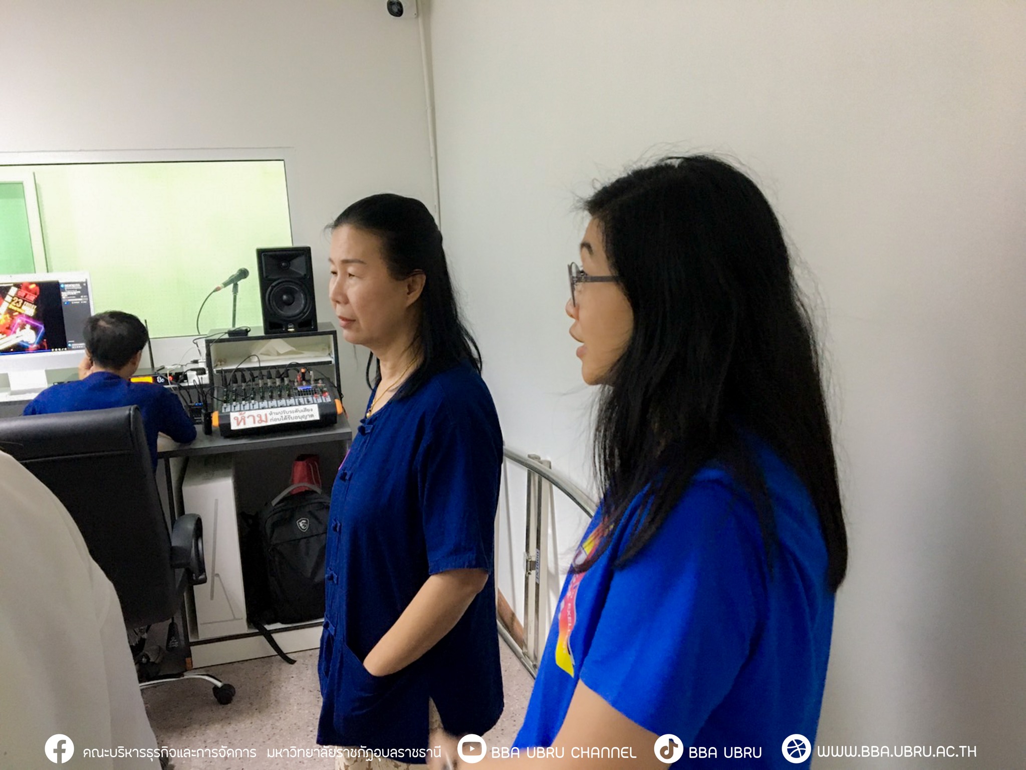 วันที่ 23 ส.ค. 67 ณ ห้อง BBA Production Space คณะบริหารธุรกิจและการจัดการ มหาวิทยาลัยราชภัฏอุบลราชธานี  คณบดีคณะบริหารธุรกิจและการจัดการ พร้อมด้วยผู้บริหาร คณาจารย์ ร่วมให้กำลังใจนักศึกษาในการจัดรายการ  Friday Show By BBA