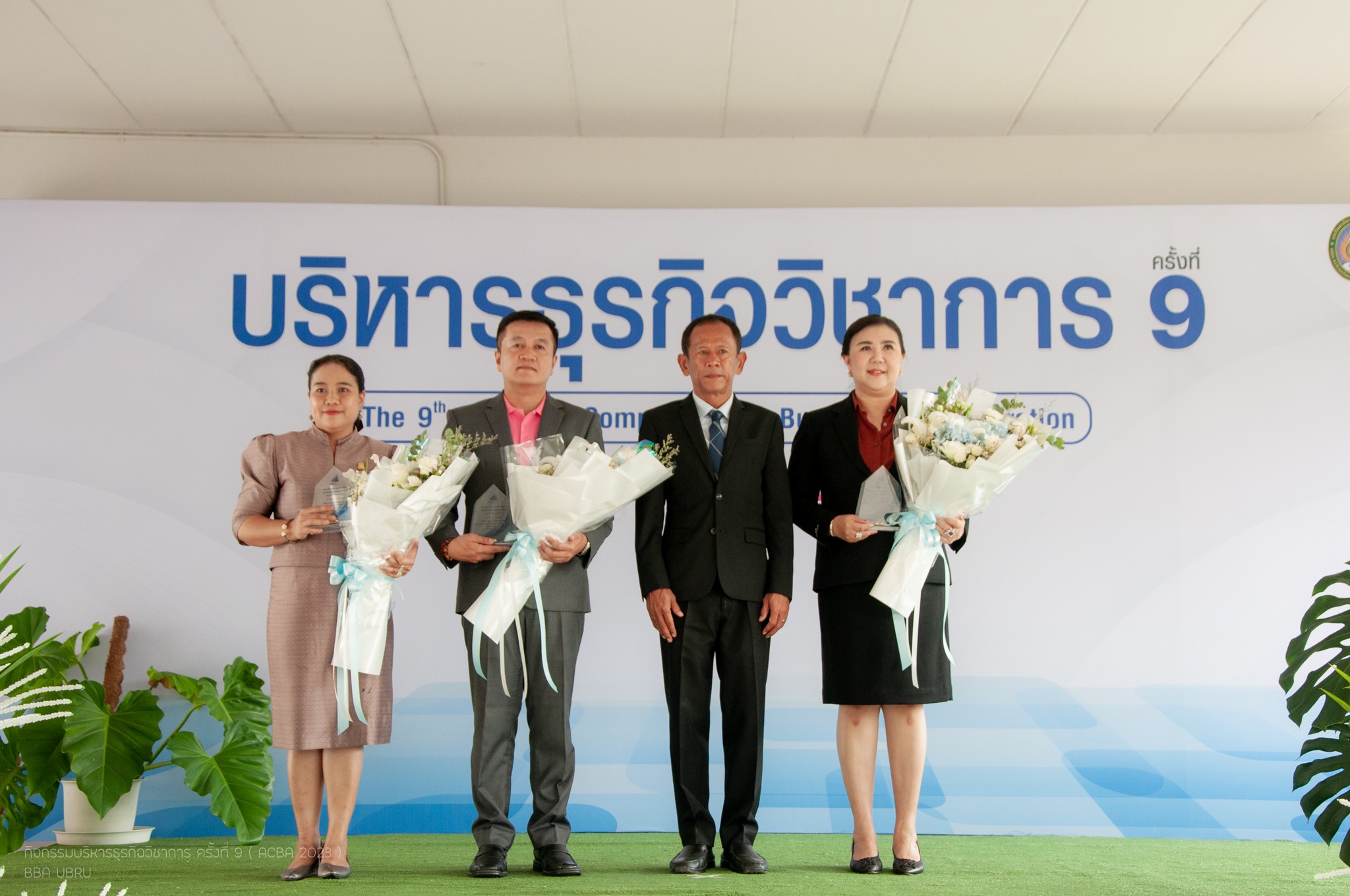 รองศาสตราจารย์ธรรมรักษ์ ละอองนวล รักษาราชการแทนอธิการบดี มหาวิทยาลัยราชภัฏอุบลราชธานี มอบรางวัลแก่ศิษย์เก่าดีเด่นของคณะ บริหารธุรกิจและการจัดการ 