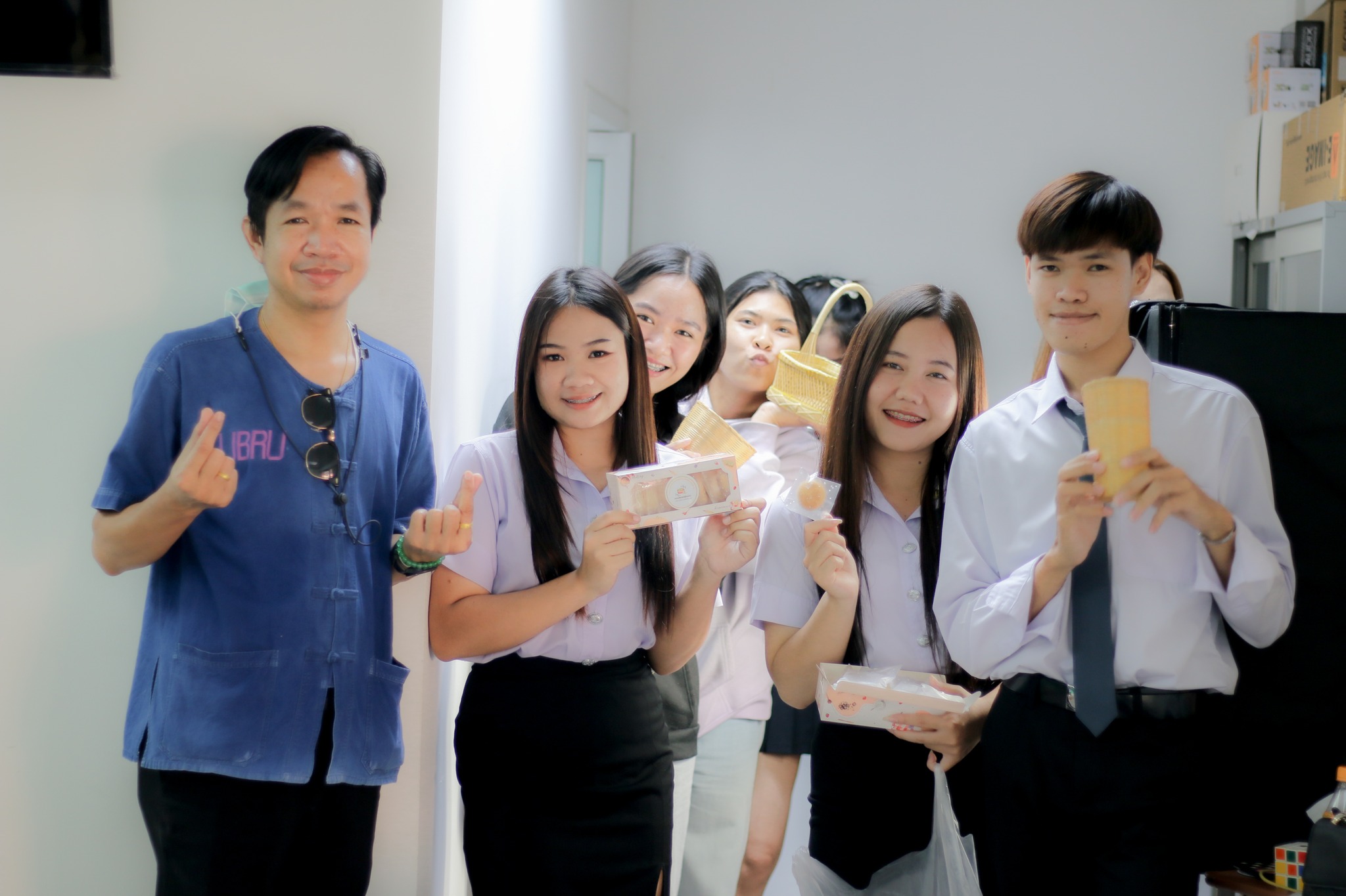 รายวิชากราฟฟิกและแอนิเมชั่นสำหรับธุรกิจดิจิทัล -------- วันที่ 23 ก.พ. 67 อ.ไมตรี ริมทอง อาจารย์ผู้สอน พร้อมด้วยนักศึกษา สาขาวิชาการจัดการธุรกิจดิจิทัล ในการเรียนการสอนรายวิชากราฟฟิกและแอนิเมชั่นสำหรับธุรกิจดิจิทัล นักศึกษาได้เรียนรู้และลงมือปฏิบัติจริงสำ