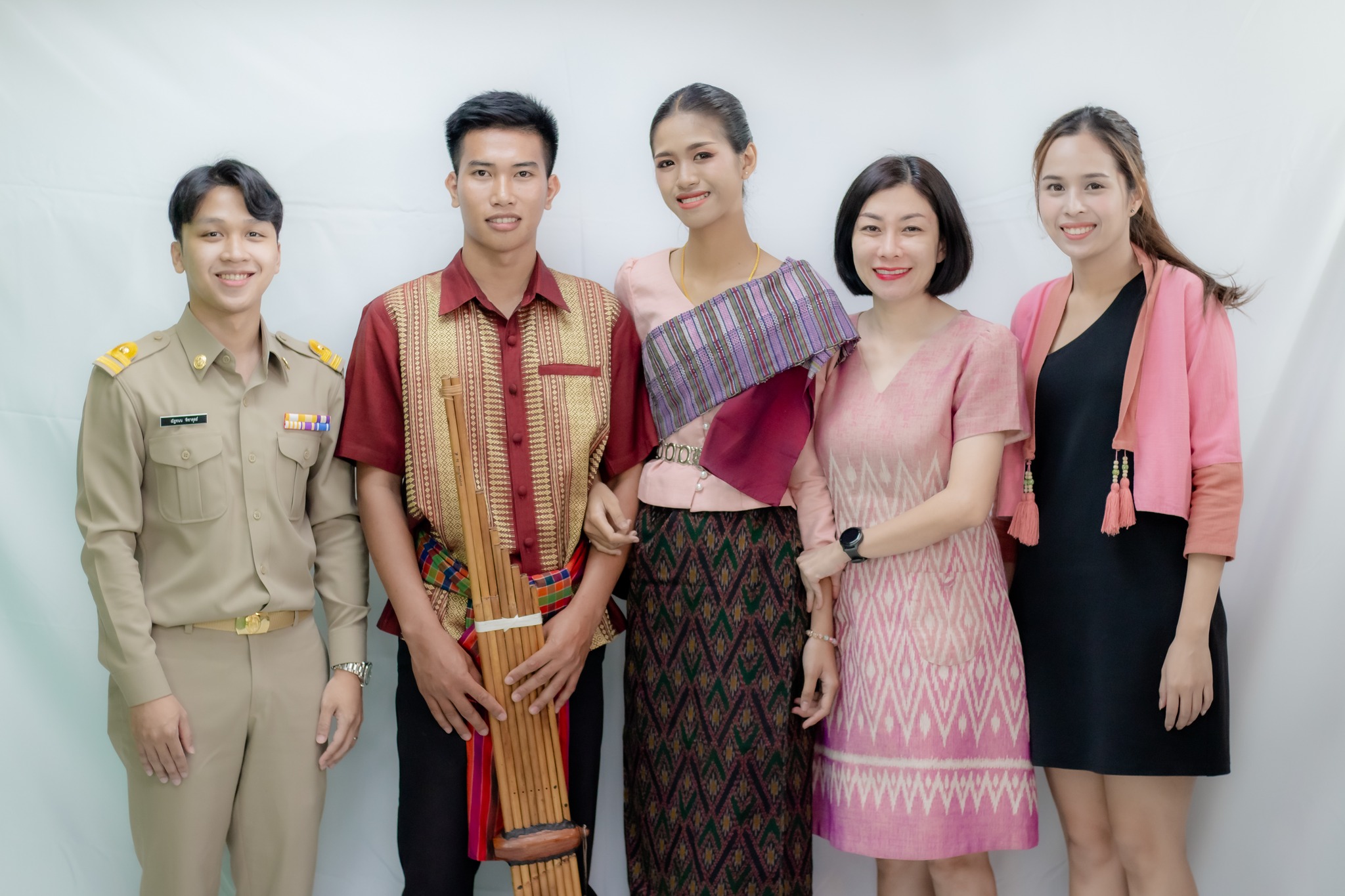 วันที่ 27 ก.พ. 67 รองศาสตราจารย์ ดร.ประนอม คำผา คณบดีคณะบริหารธุรกิจและการจัดการ พร้อมด้วยผู้บริหาร คณาจารย์ แสดงความยินดีกับ นางสาวปพิชญา กุลพร นักศึกษาสาขาการจัดการธุรกิจระหว่างประเทศ (ขับร้อง) และ นายธีรวุฒิ เรณู นักศึกษาสาขาการจัดการทั่วไป (หมอแคน) ผู