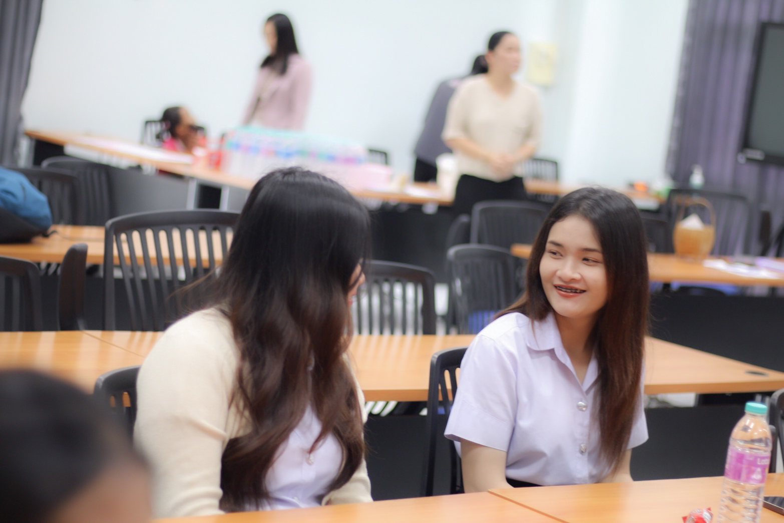 เริ่มแล้ว  กิจกรรมอบรมเชิงปฏิบัติการ การเสริมประสบการณ์ด้านวิชาชีพจากบุคคลภายนอก (ACC) รายวิชา การพัฒนาบุคลิกภาพสำหรับนักบัญชี  "การสร้างบุคลิกภาพที่ดีสู่วัยทำงาน" วิทยากรโดย คุณสมใจ ดาระเกษ และคุณพนัชดา พูลเพิ่ม  ????ณ ห้องประชุมชั้น 3 อาคารอินทนิล คณะบร