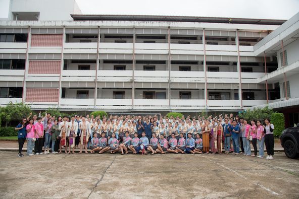 คณาจารย์และนักศึกษา คณะบริหารธุรกิจและการจัดการ ร่วมรำขบวนแห่เทียนพรรษา จังหวัดอุบลราชธานี
