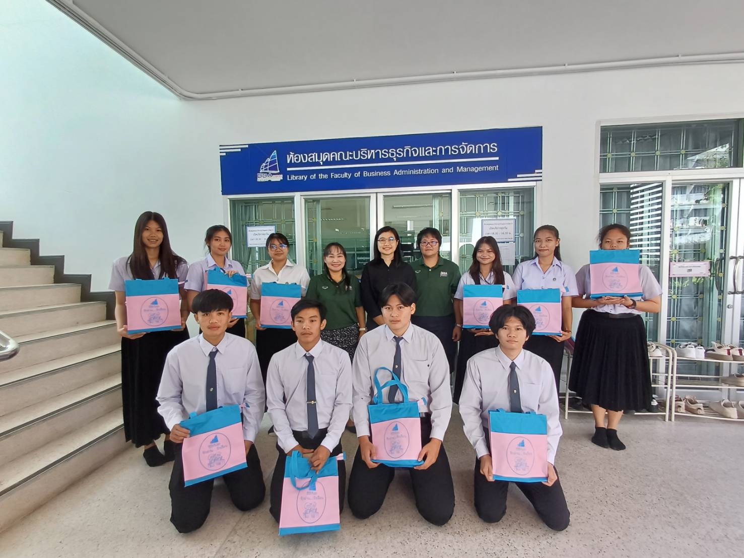 วันพุธที่ 28 กุมภาพันธ์ 2567 ผู้ช่วยศาสตราจารย์ ดร.ฐิติพร  อุ่นใจ รองคณบดีฝ่ายวิชาการ ให้เกียรติมอบรางวัลให้กับนักศึกษา ที่มีสถิติการเข้าใช้บริการห้องสมุดคณะบริหารธุรกิจและการจัดการสูงสุด ประจำภาคเรียนที่ 2/2566 ใน "กิจกรรม BBA รักการอ่าน" ภายใต้โครงการพั